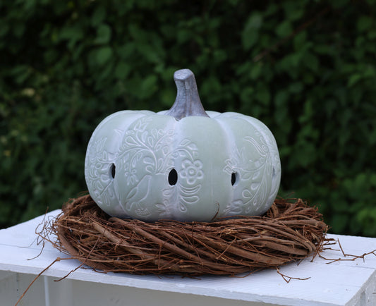 Decorazione autunnale: figura di zucca in pietra artificiale di colore verde