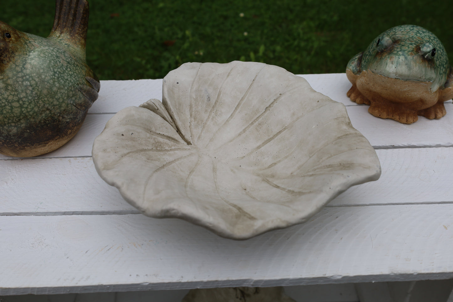 Rana in ceramica verde-marrone