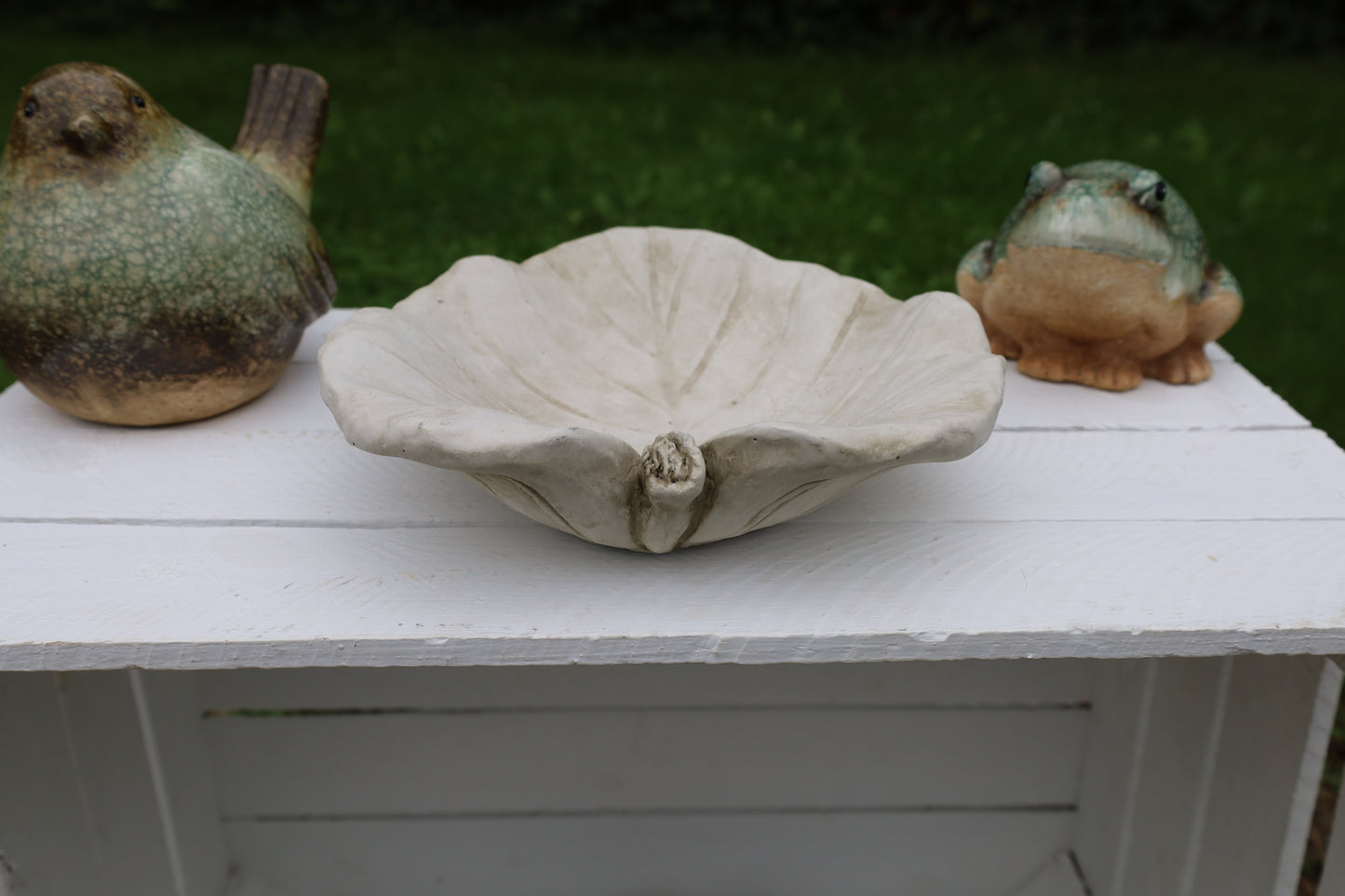 Rana in ceramica verde-marrone