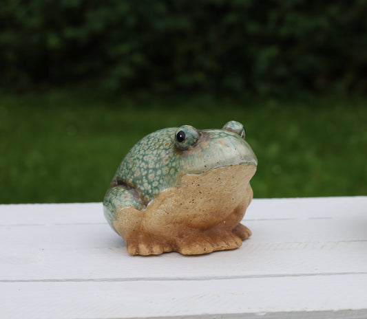 Rana in ceramica verde-marrone