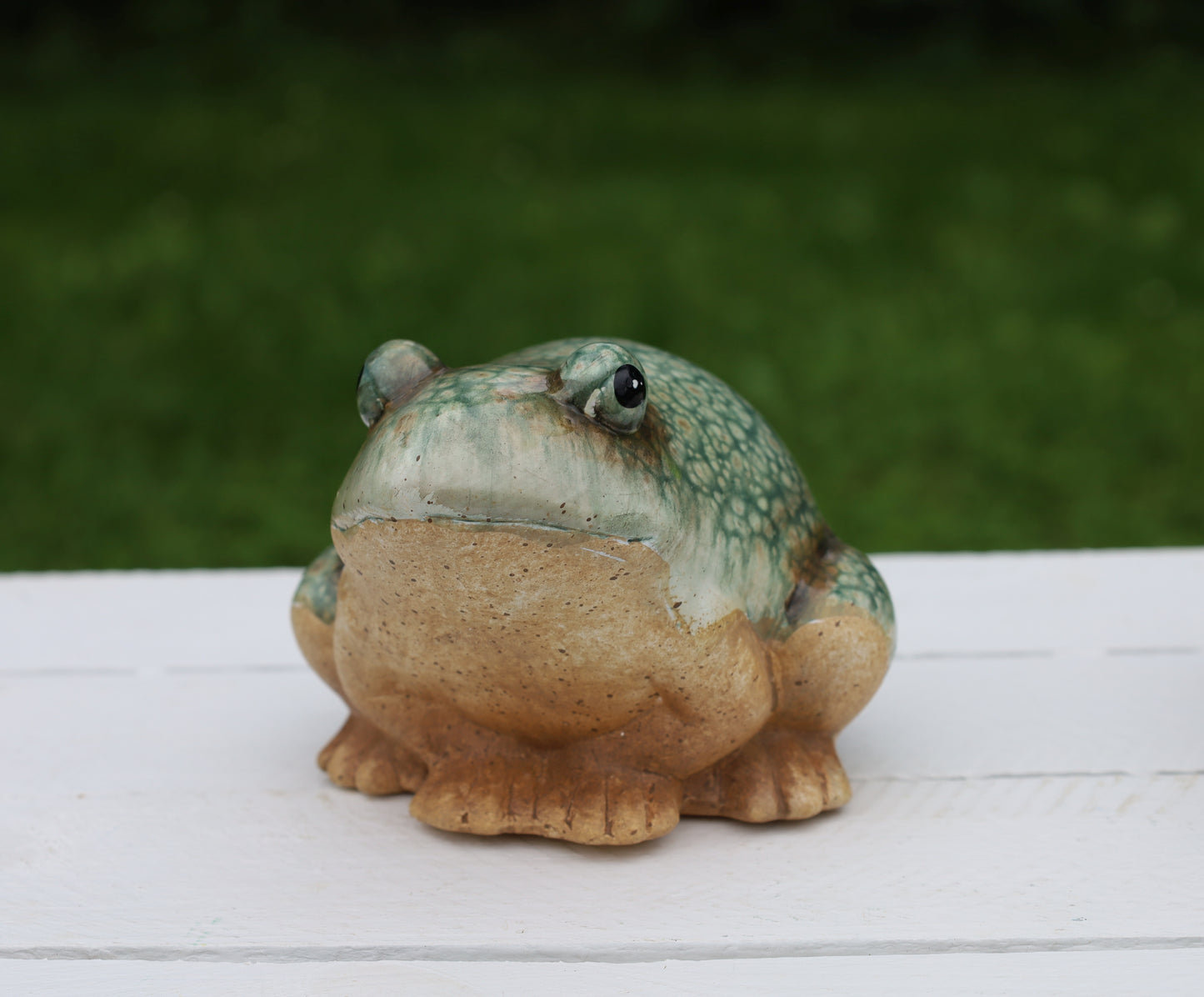 Rana in ceramica verde-marrone
