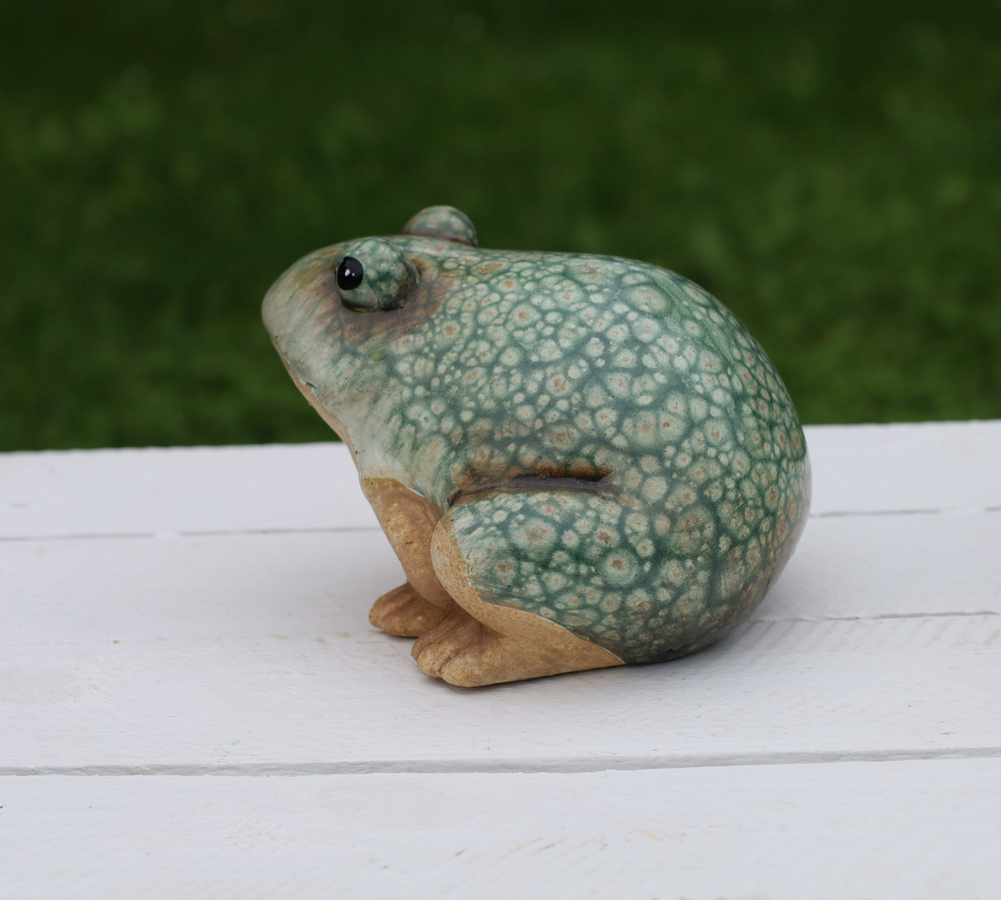 Rana in ceramica verde-marrone