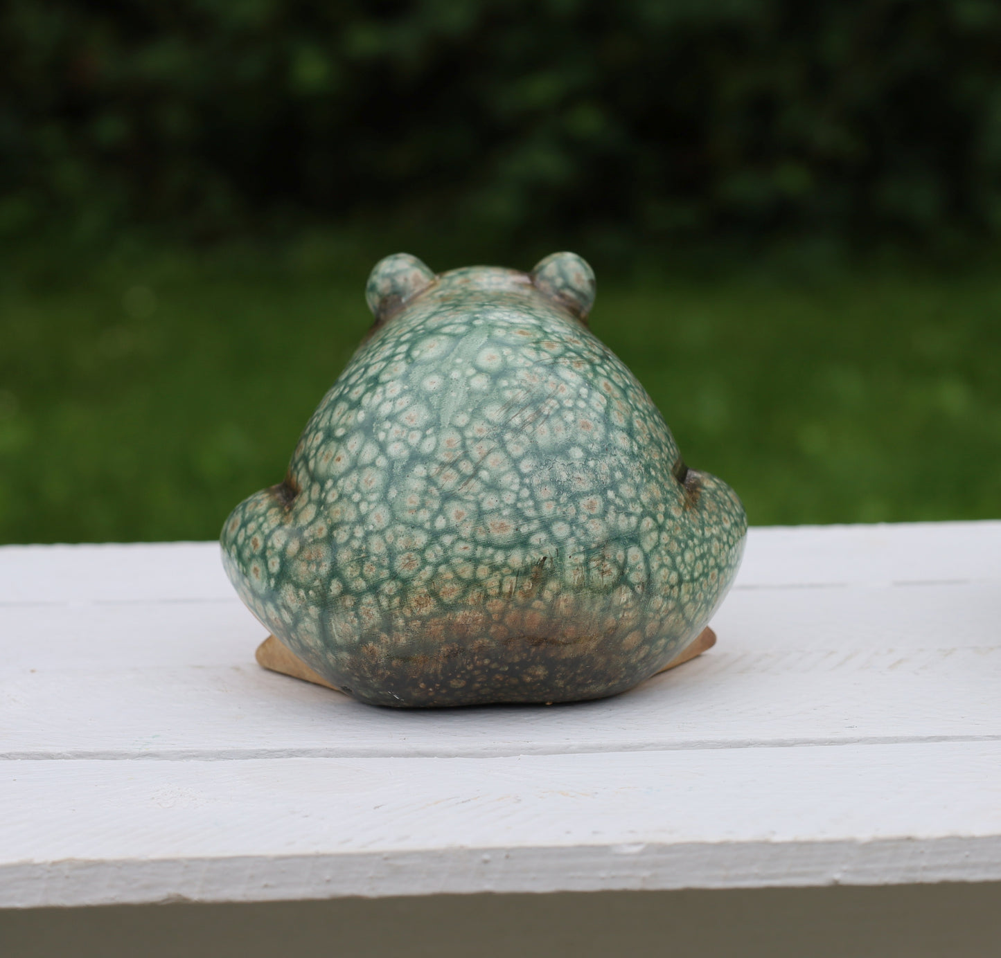 Rana in ceramica verde-marrone