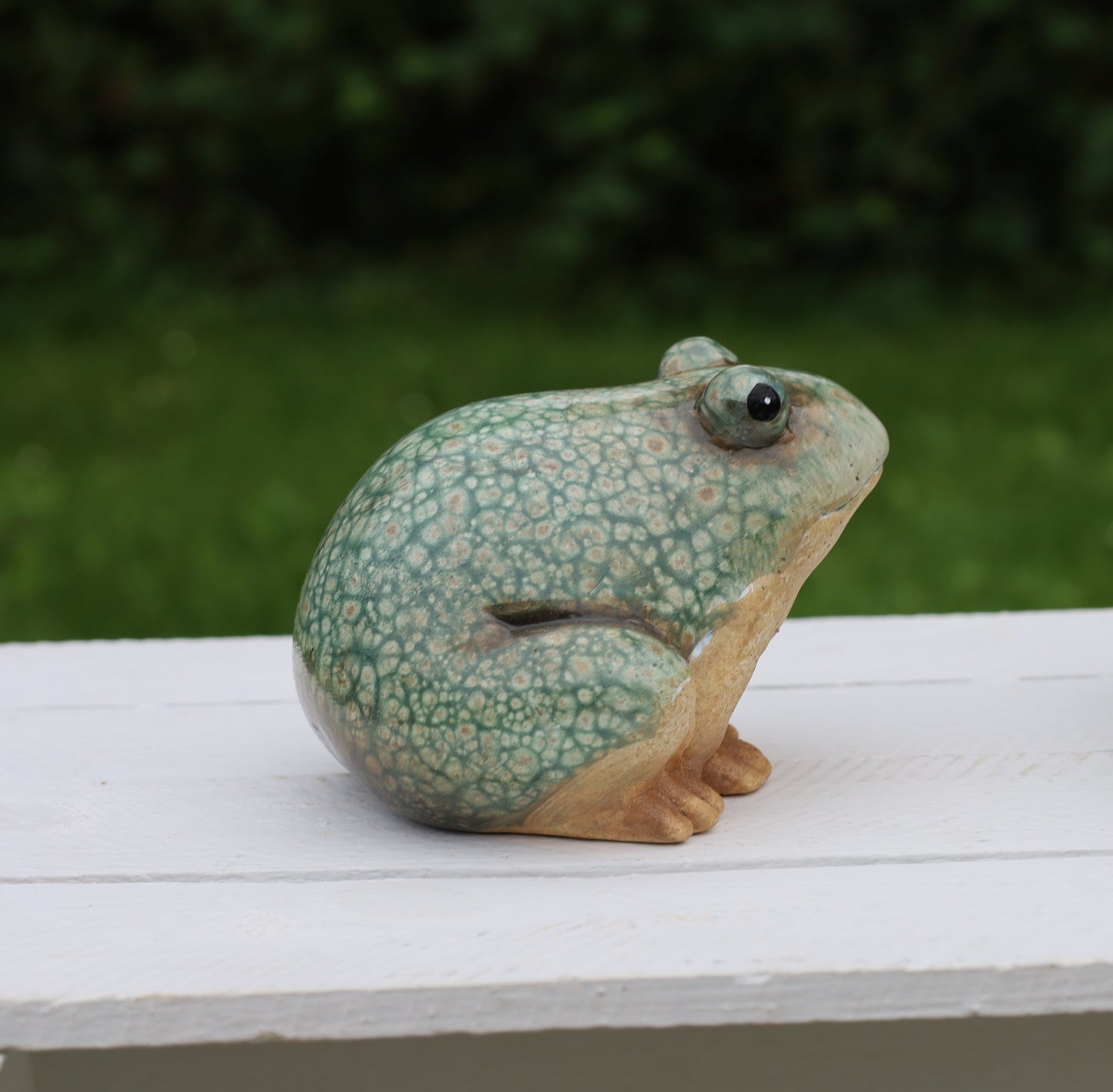 Rana in ceramica verde-marrone