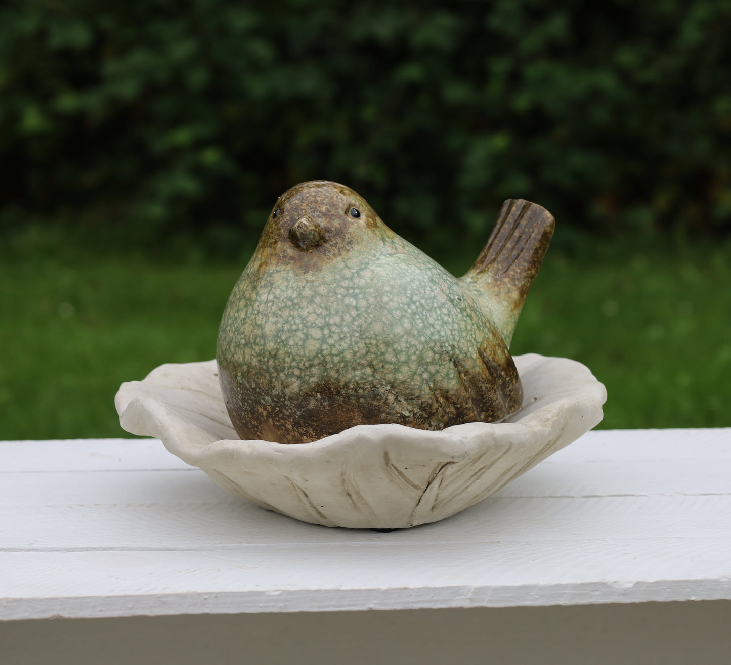 Uccello in ceramica verde-marrone