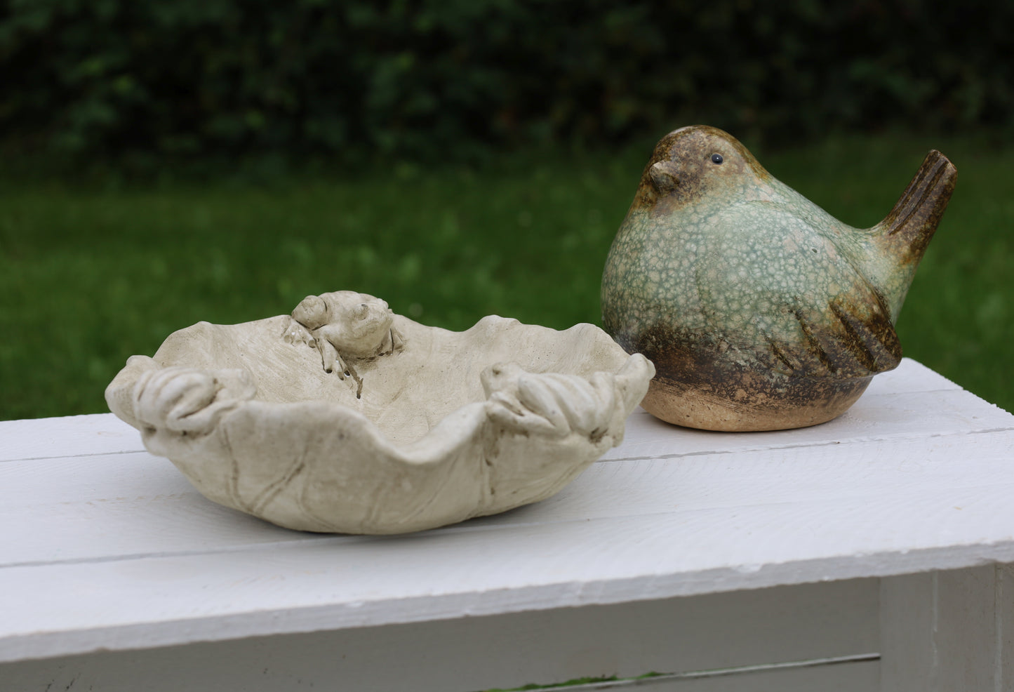 Uccello in ceramica verde-marrone
