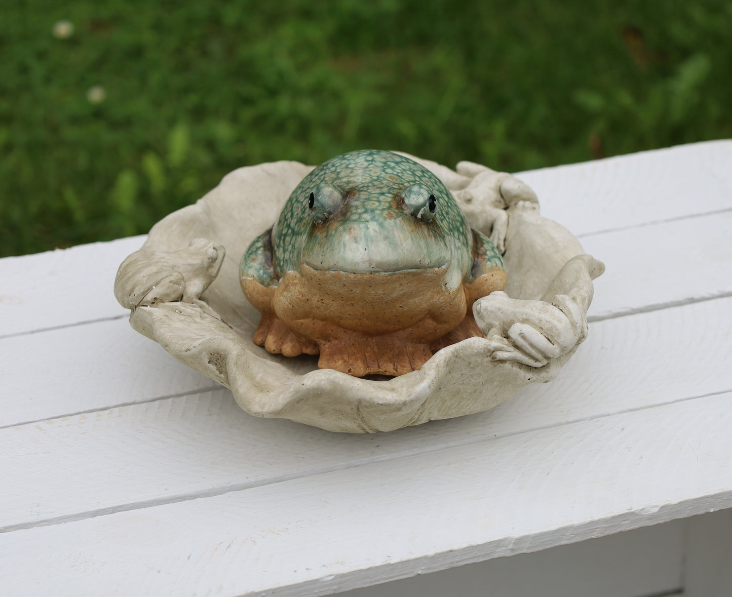 Rana in ceramica verde-marrone