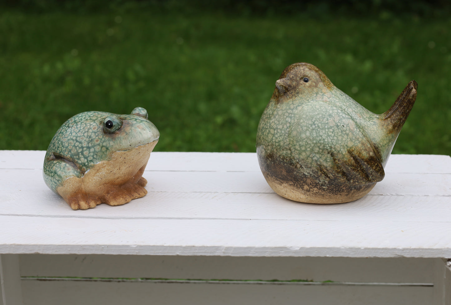Rana in ceramica verde-marrone
