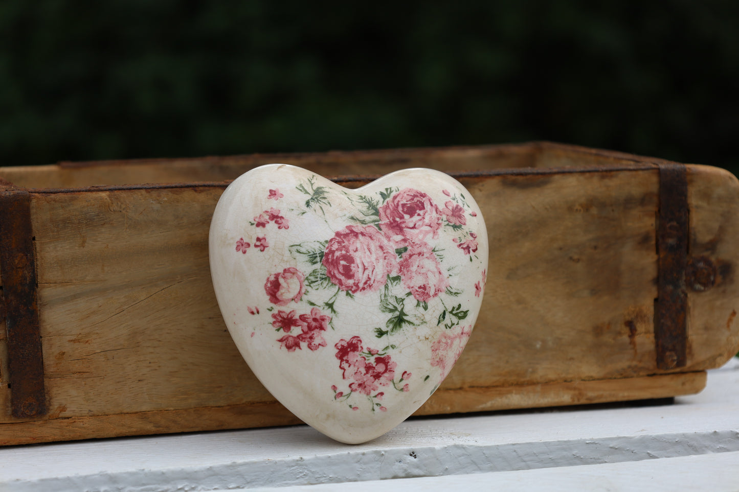 Cuore decorativo in ceramica con motivo a rosa vintage