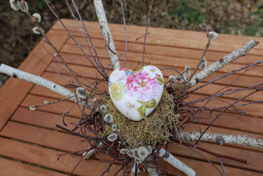 Cuore in ceramica con peonie