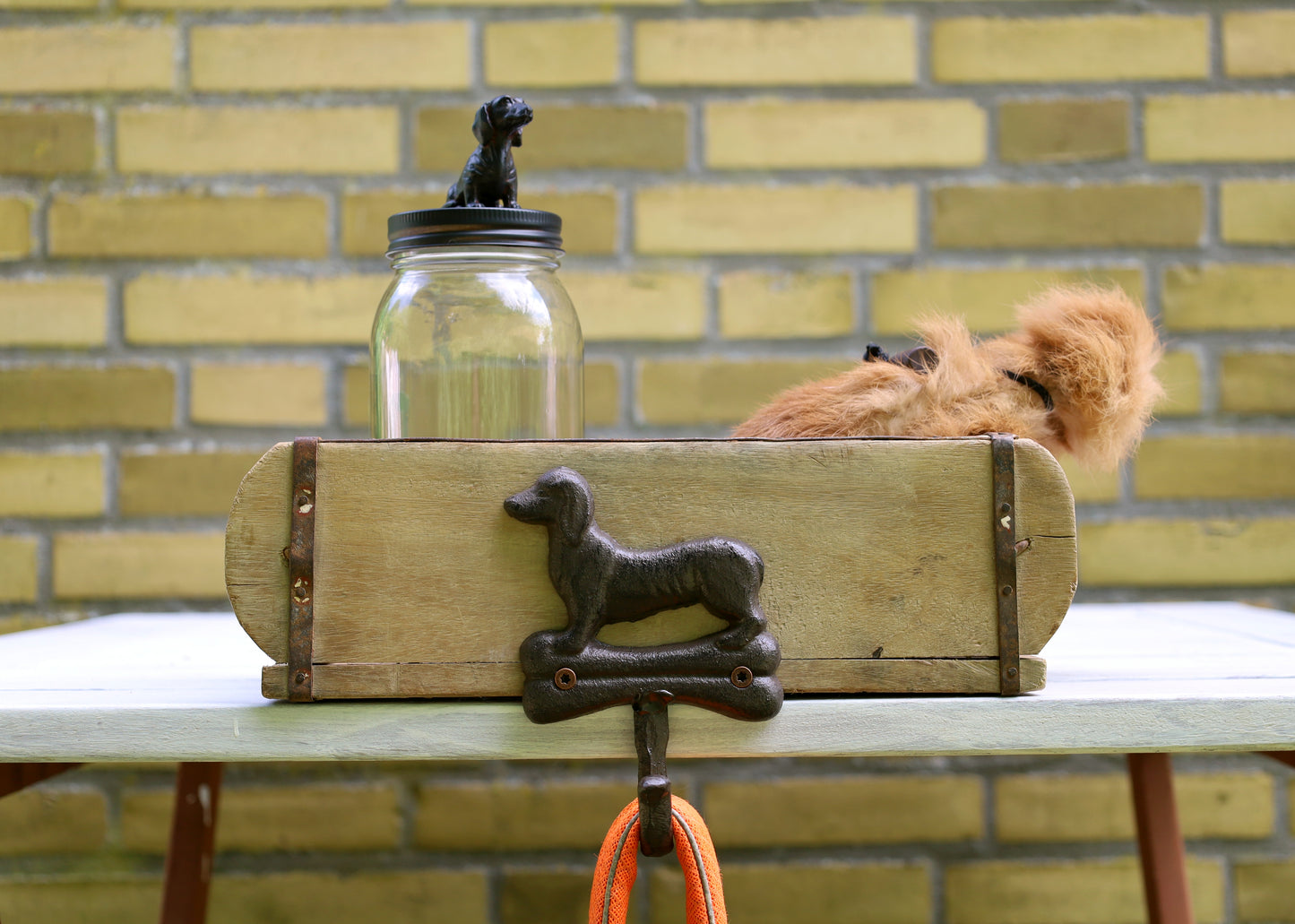 Appendiabiti per cani realizzato con vecchi mattoni, ganci con ripiano e barattolo per dolcetti