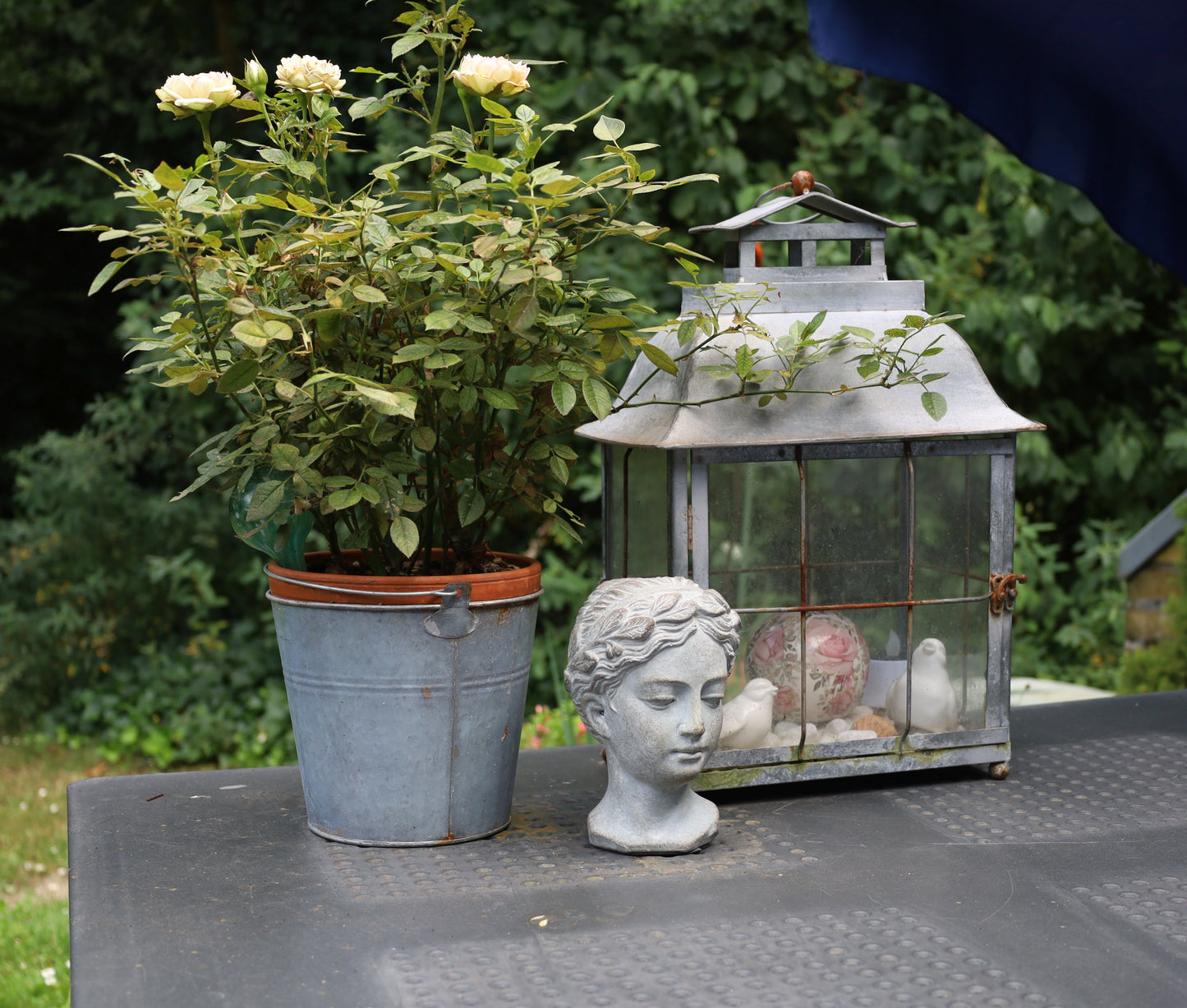 Busto femminile in pietra fusa per balcone in grigio 