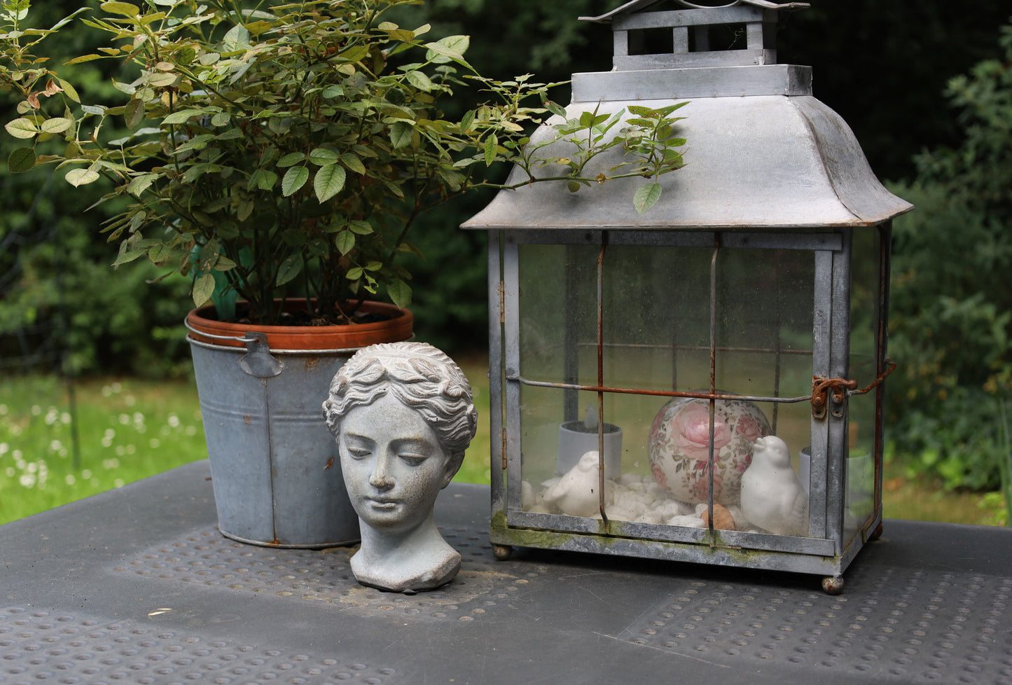 Busto femminile in pietra fusa per balcone in grigio 
