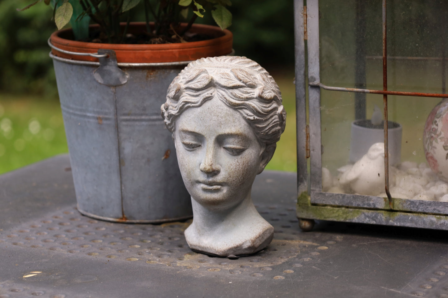 Busto femminile in pietra fusa per balcone in grigio 