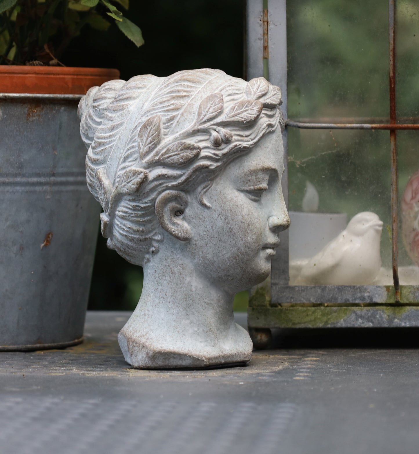 Busto femminile in pietra fusa per balcone in grigio 