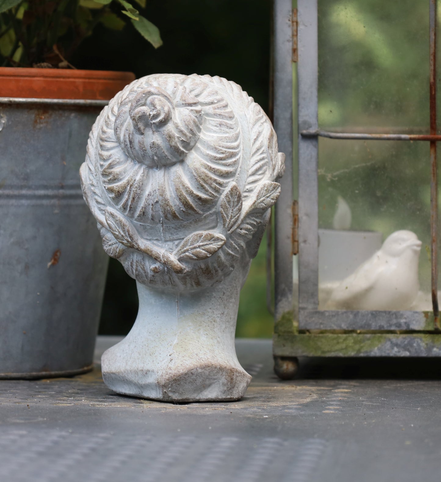 Busto femminile in pietra fusa per balcone in grigio 