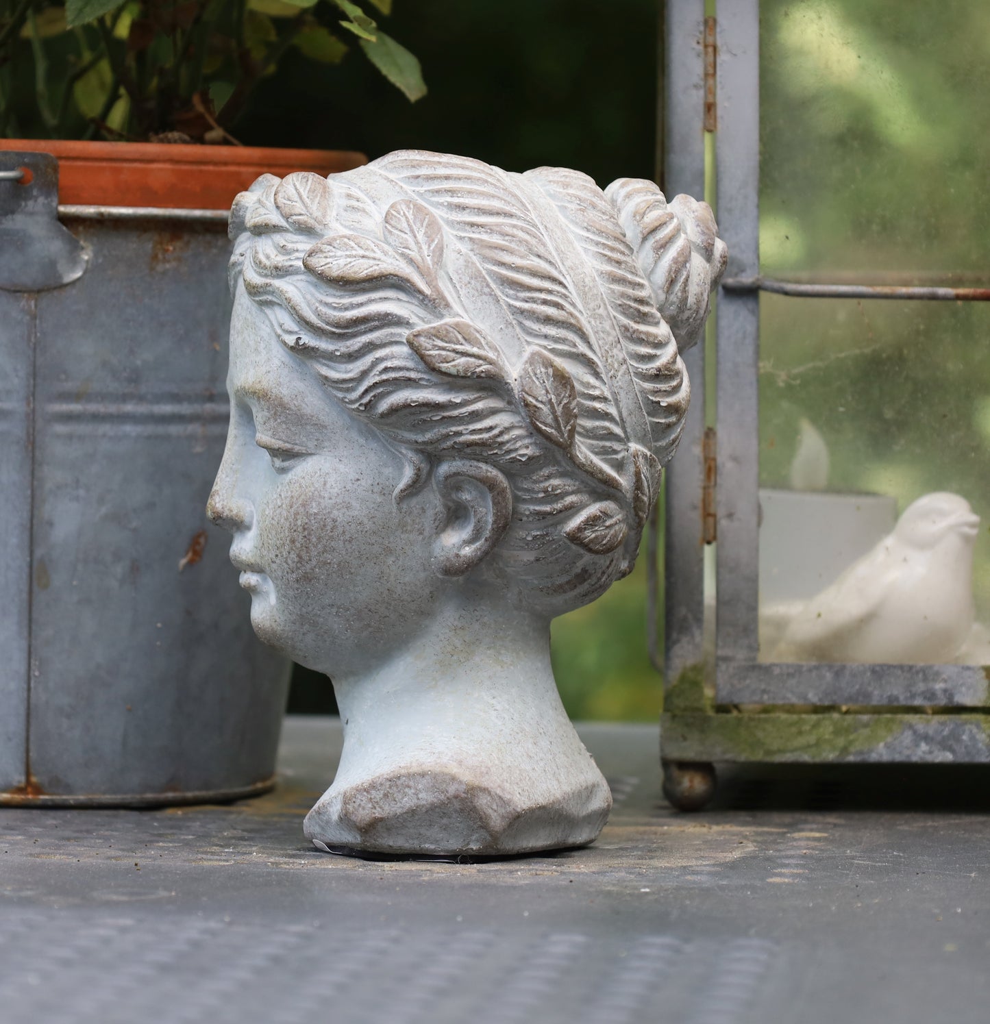 Busto femminile in pietra fusa per balcone in grigio 
