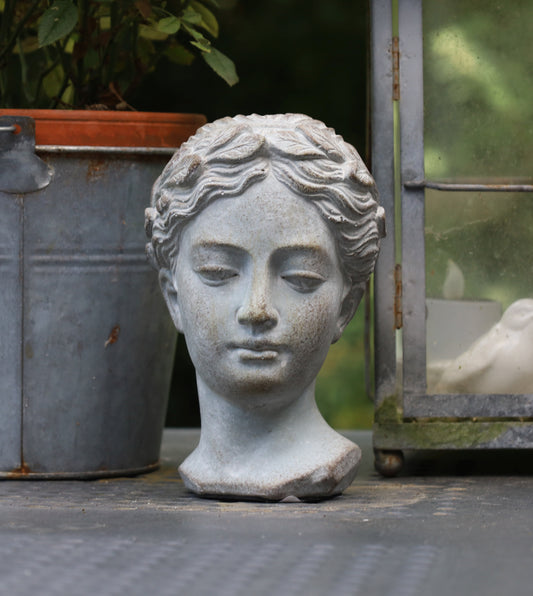 Busto femminile in pietra fusa per balcone in grigio 