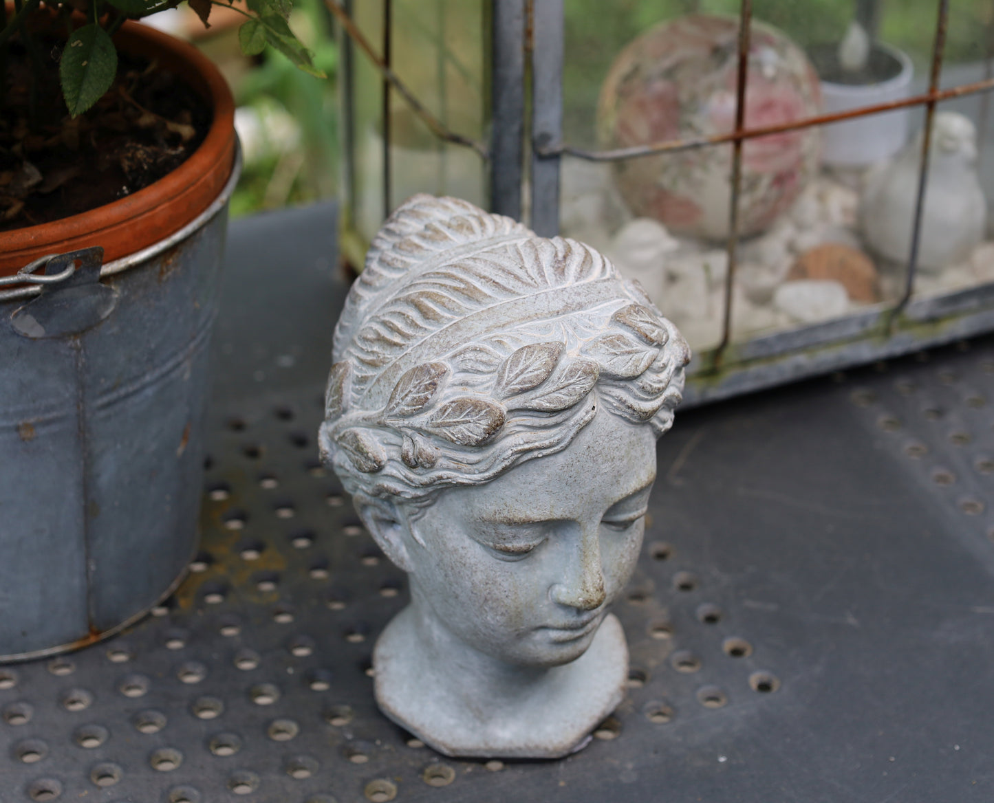 Busto femminile in pietra fusa per balcone in grigio 