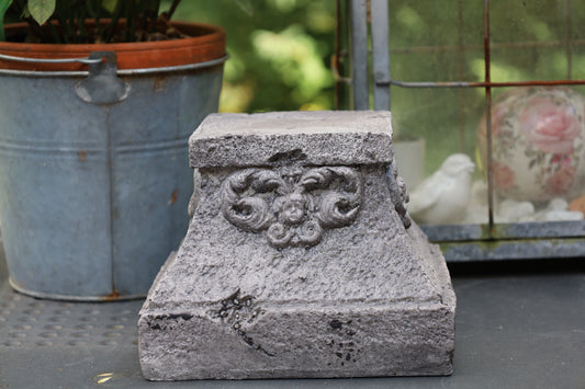 Decorazione da giardino: piedistallo per vasi di fiori