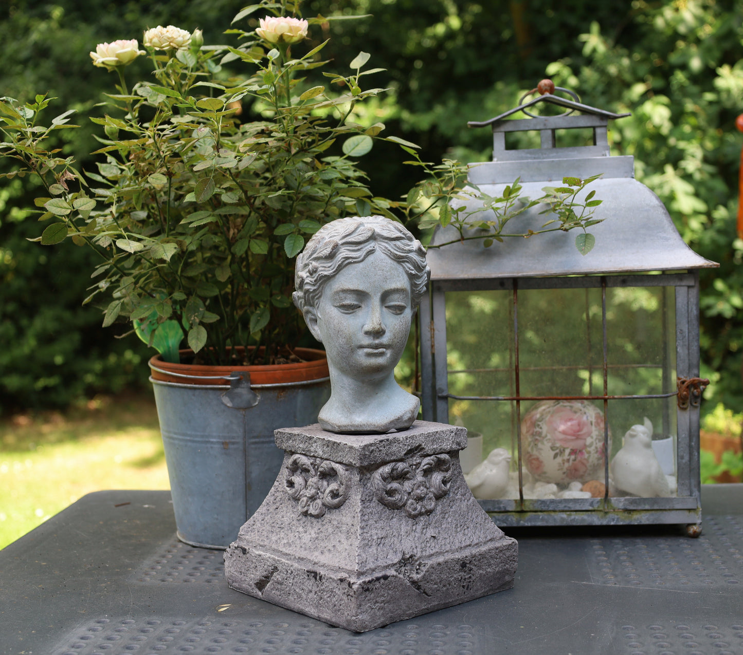 Busto femminile in pietra fusa per balcone in grigio 
