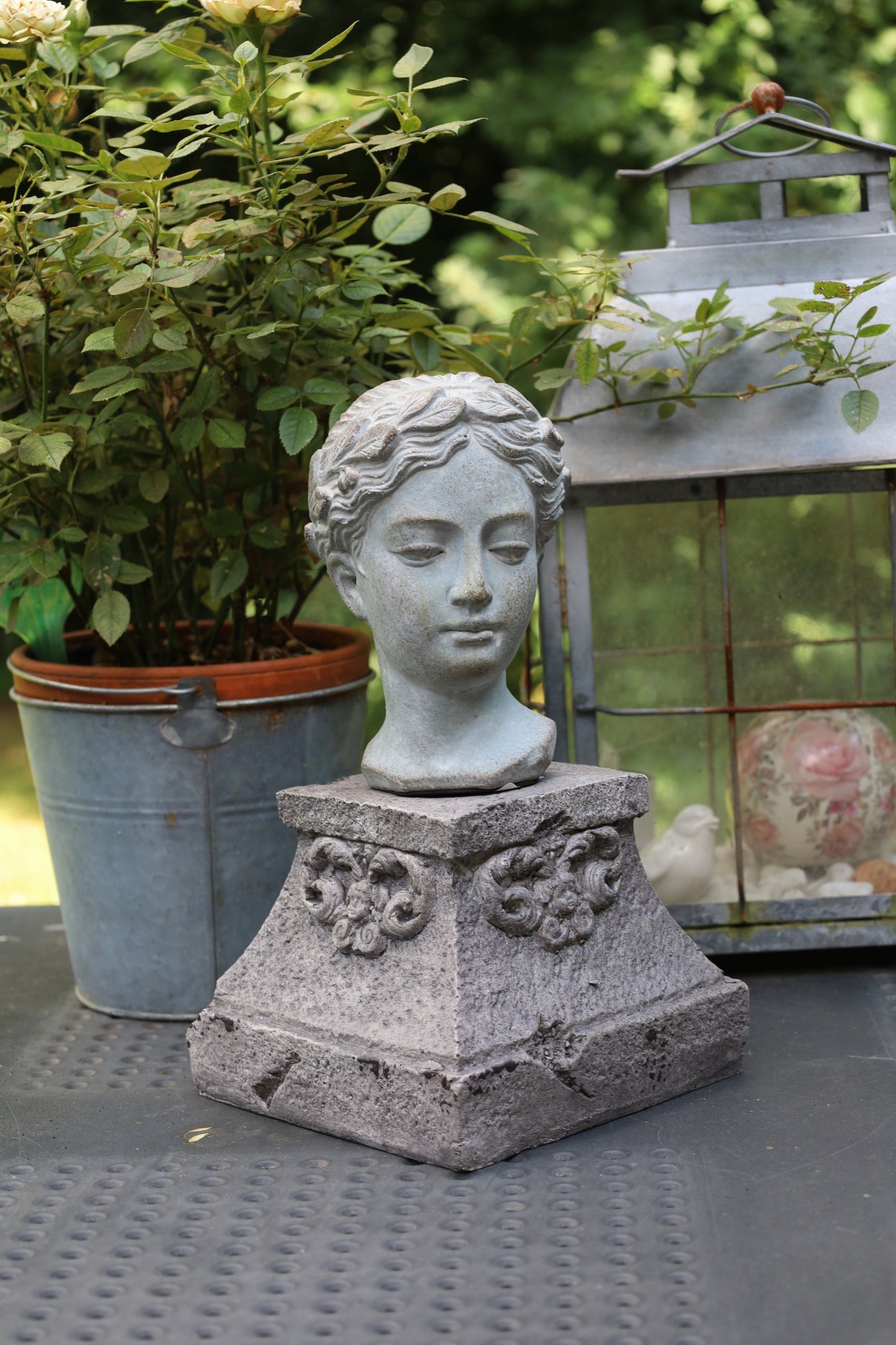 Busto femminile in pietra fusa per balcone in grigio 