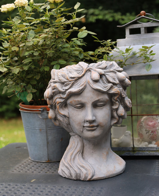 Vaso per piante a forma di busto femminile in pietra fusa