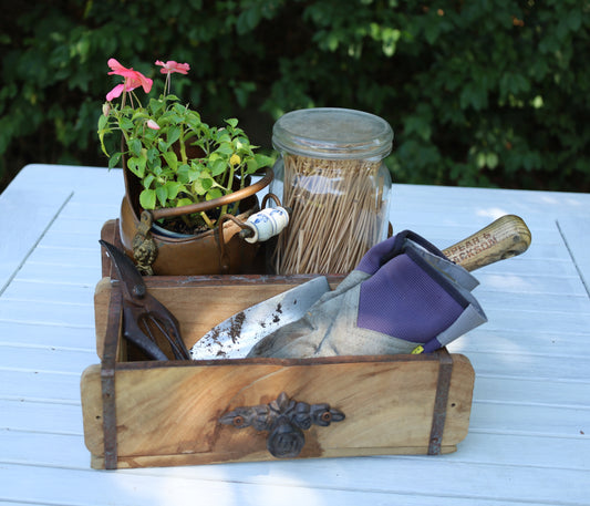 Organizzatore per giardino e balcone realizzato con vecchie forme di mattoni con manici