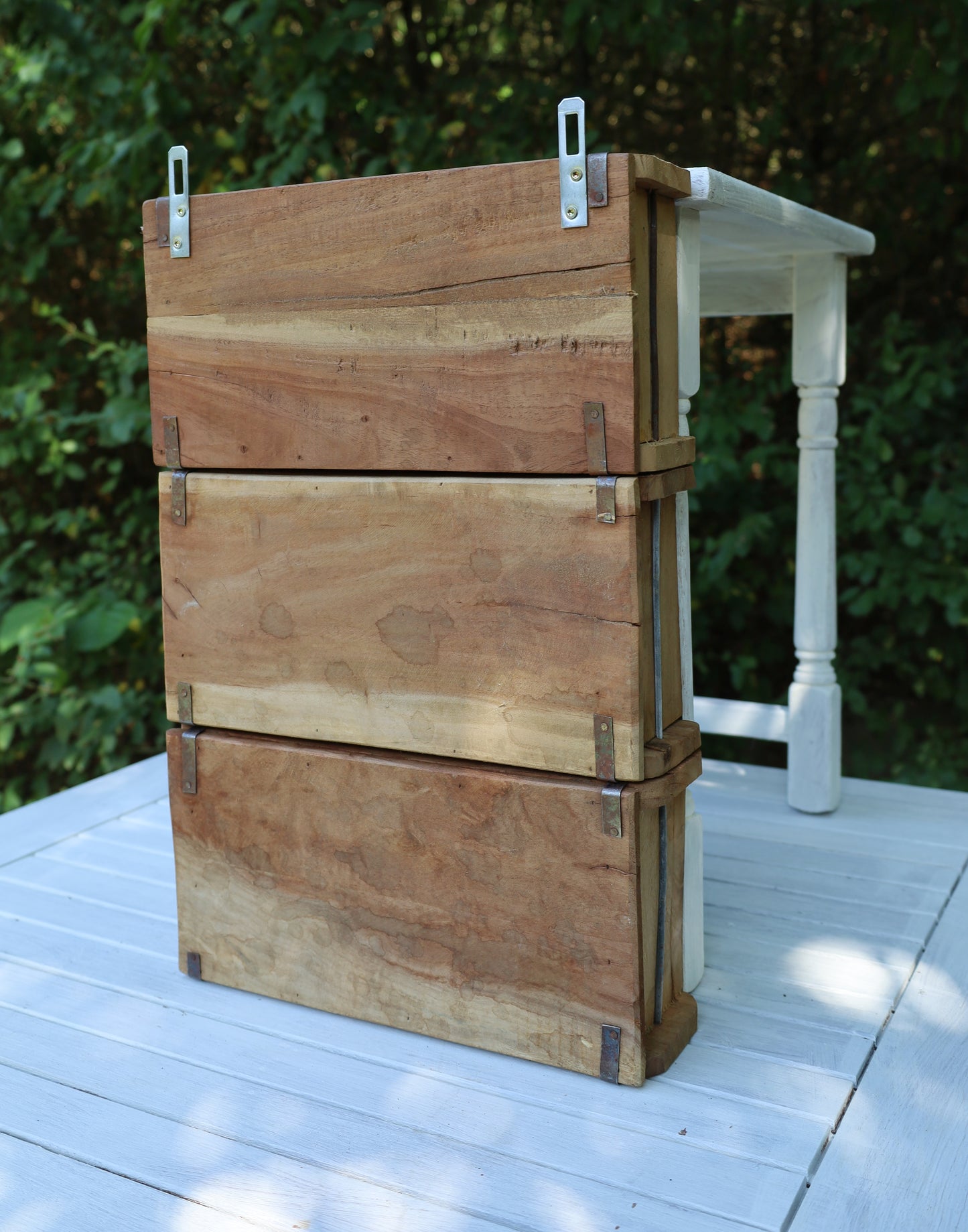 Mensola da parete rustica realizzata con vecchie forme di mattoni di legno color marrone