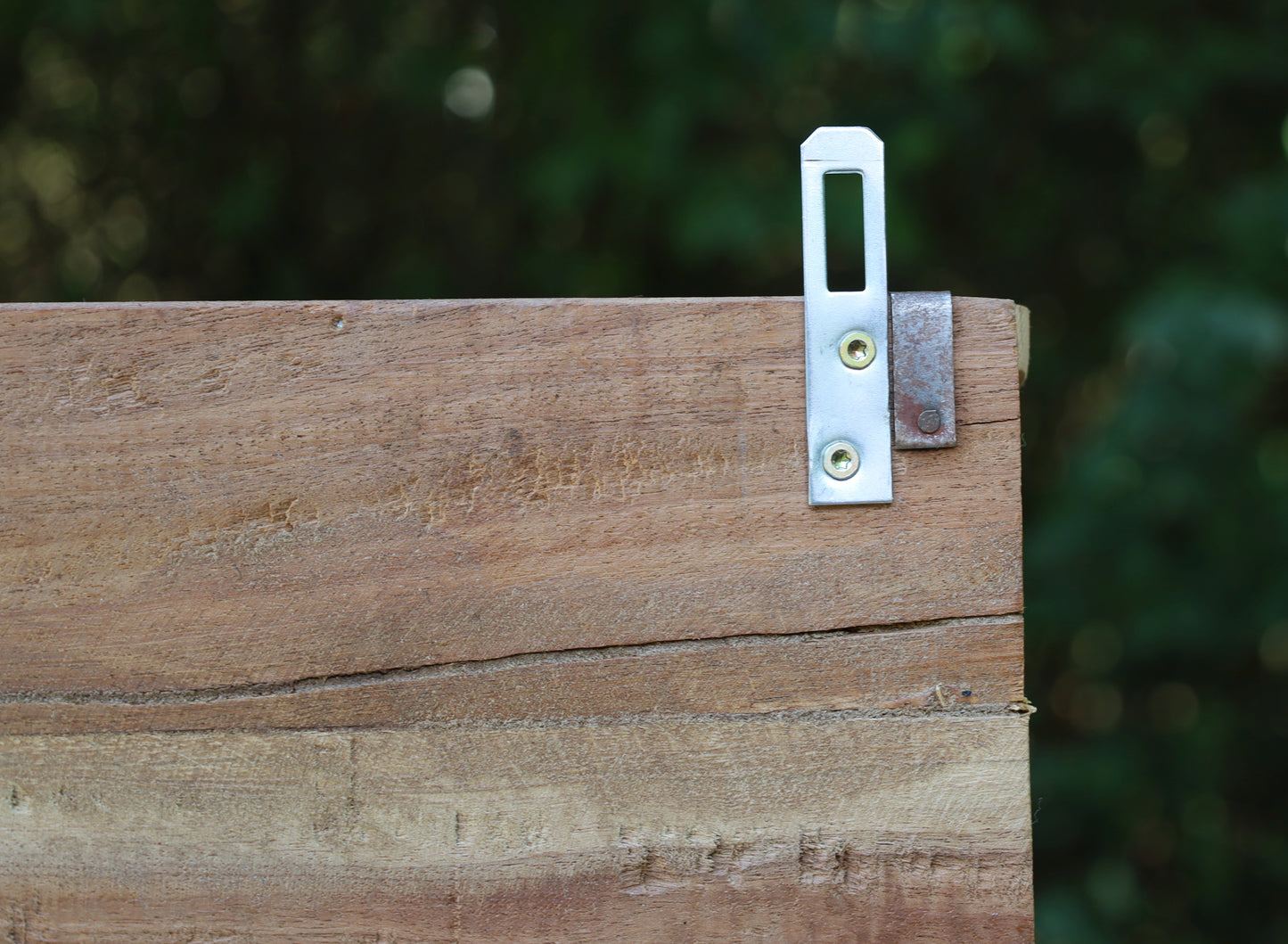 Mensola da parete rustica realizzata con vecchie forme di mattoni di legno color marrone