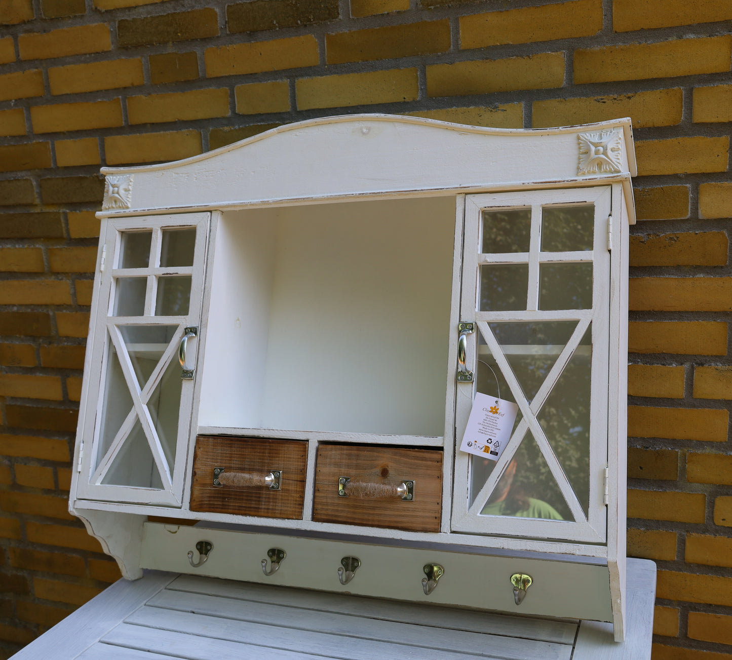 Mobiletto da parete in legno bianco con cassetti e ganci in stile country