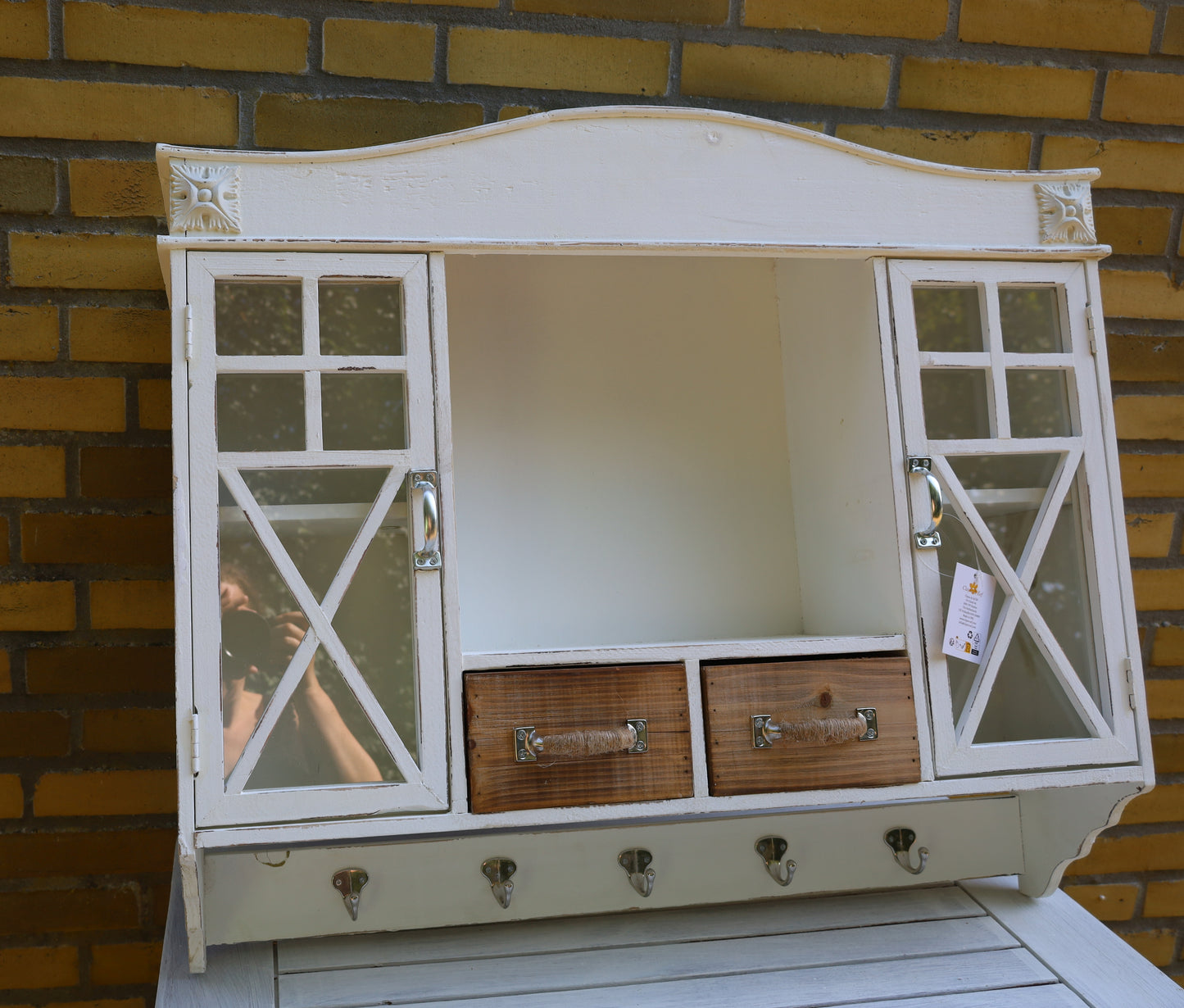 Mobiletto da parete in legno bianco con cassetti e ganci in stile country