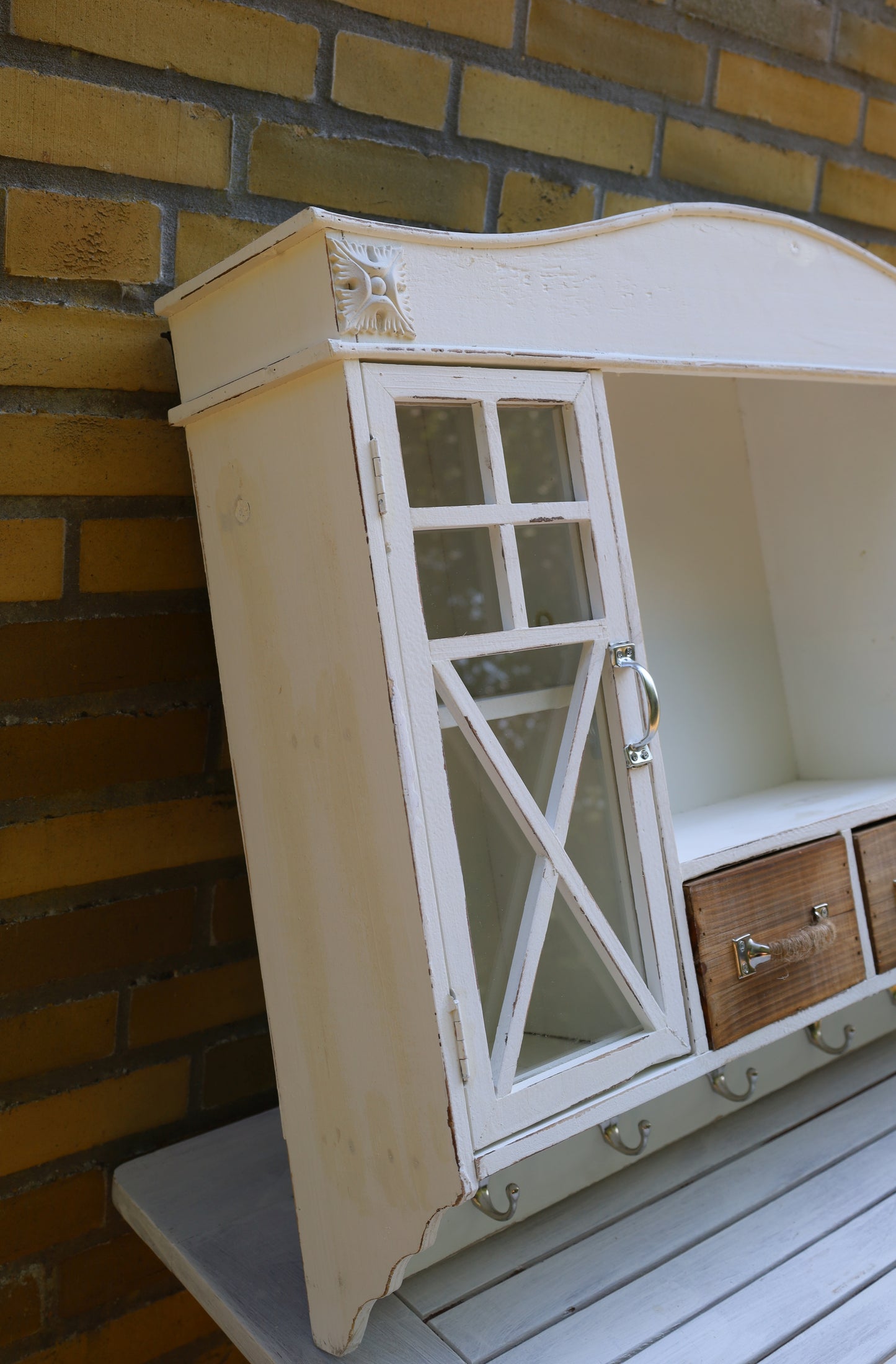Mobiletto da parete in legno bianco con cassetti e ganci in stile country