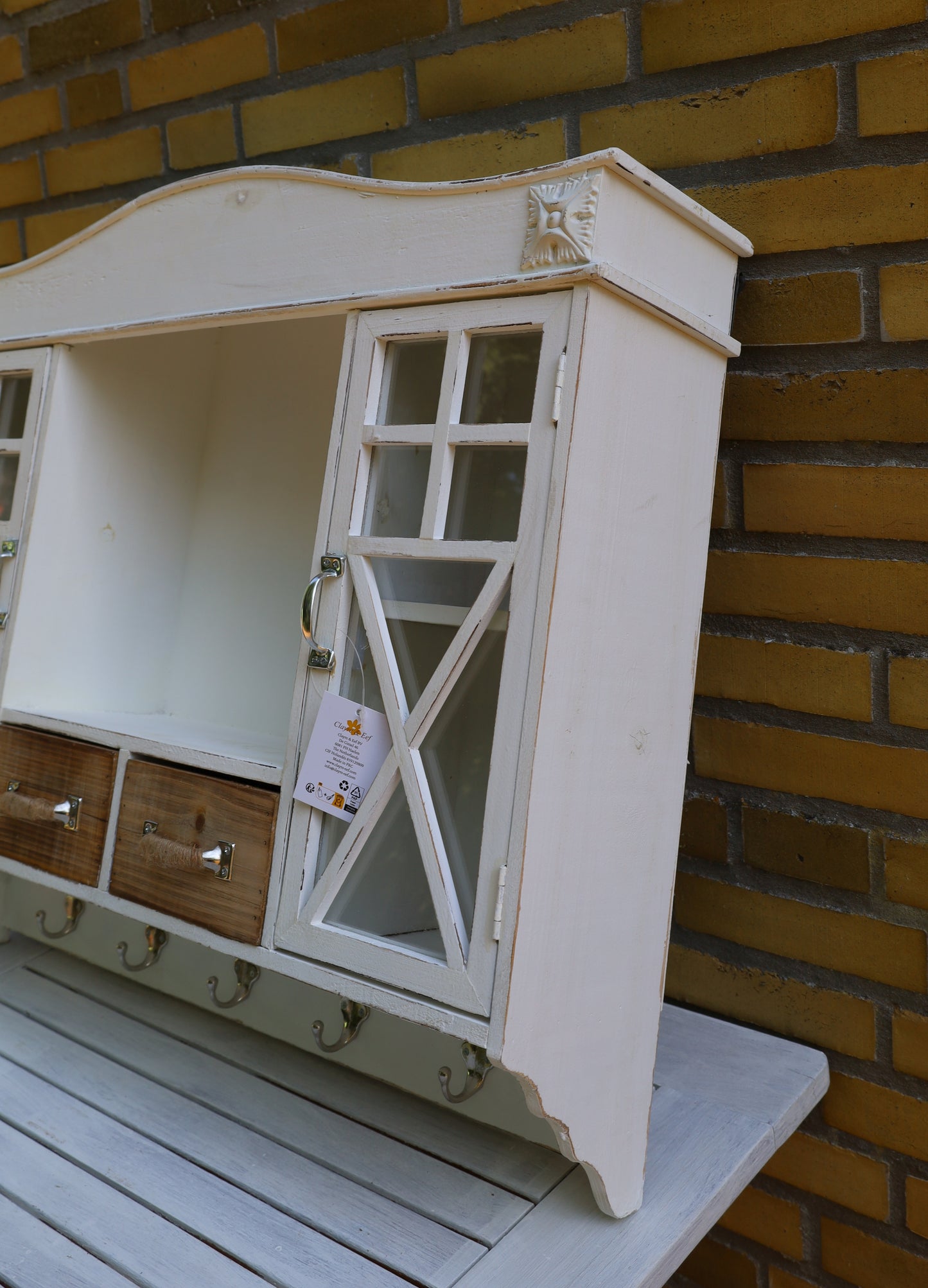 Mobiletto da parete in legno bianco con cassetti e ganci in stile country