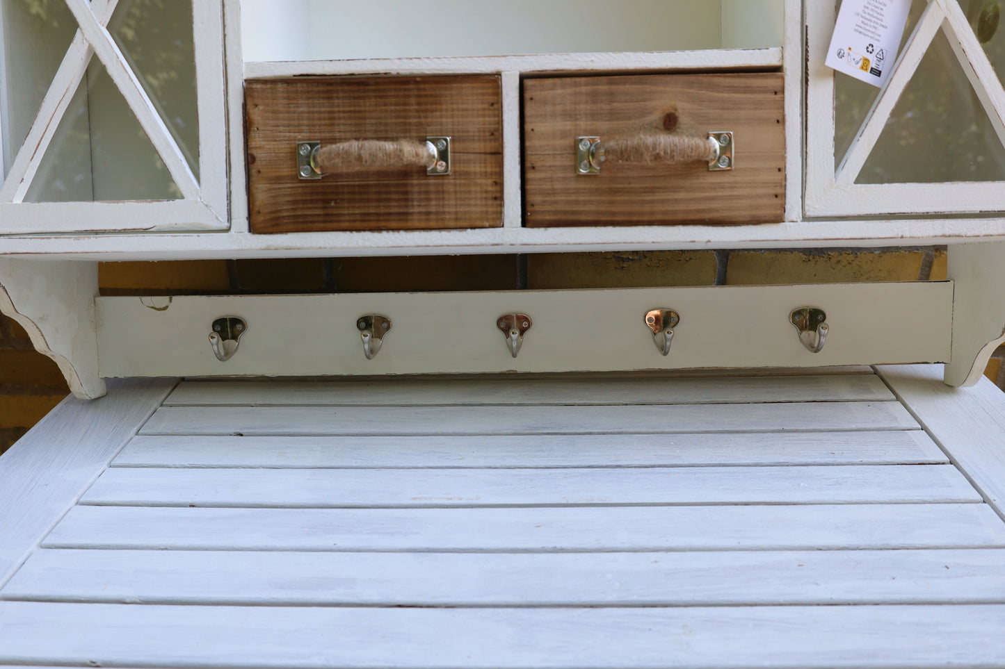 Mobiletto da parete in legno bianco con cassetti e ganci in stile country