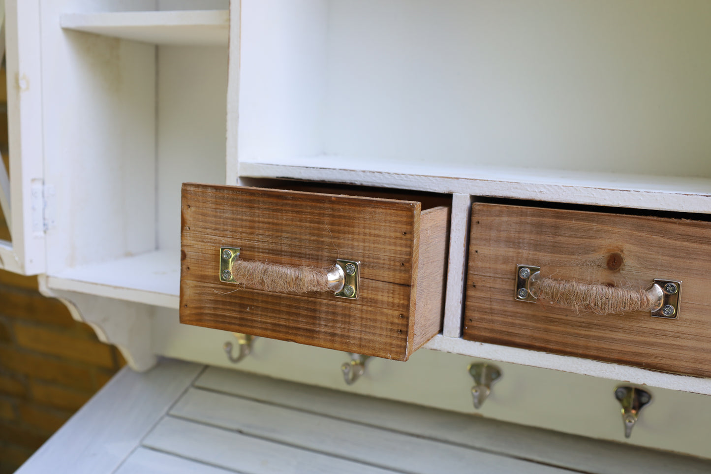 Mobiletto da parete in legno bianco con cassetti e ganci in stile country