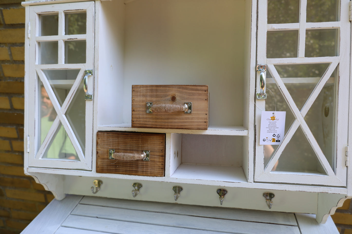 Mobiletto da parete in legno bianco con cassetti e ganci in stile country