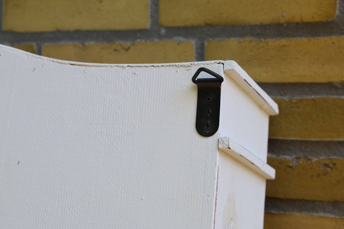 Mobiletto da parete in legno bianco con cassetti e ganci in stile country