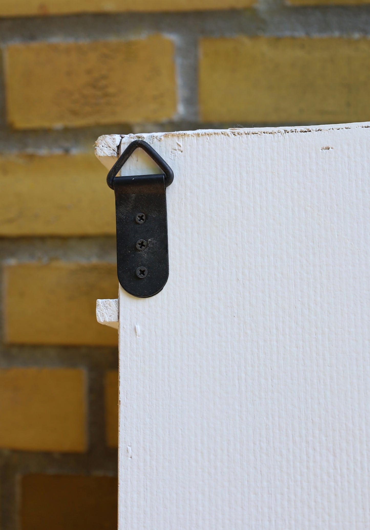 Mobiletto da parete in legno bianco con cassetti e ganci in stile country