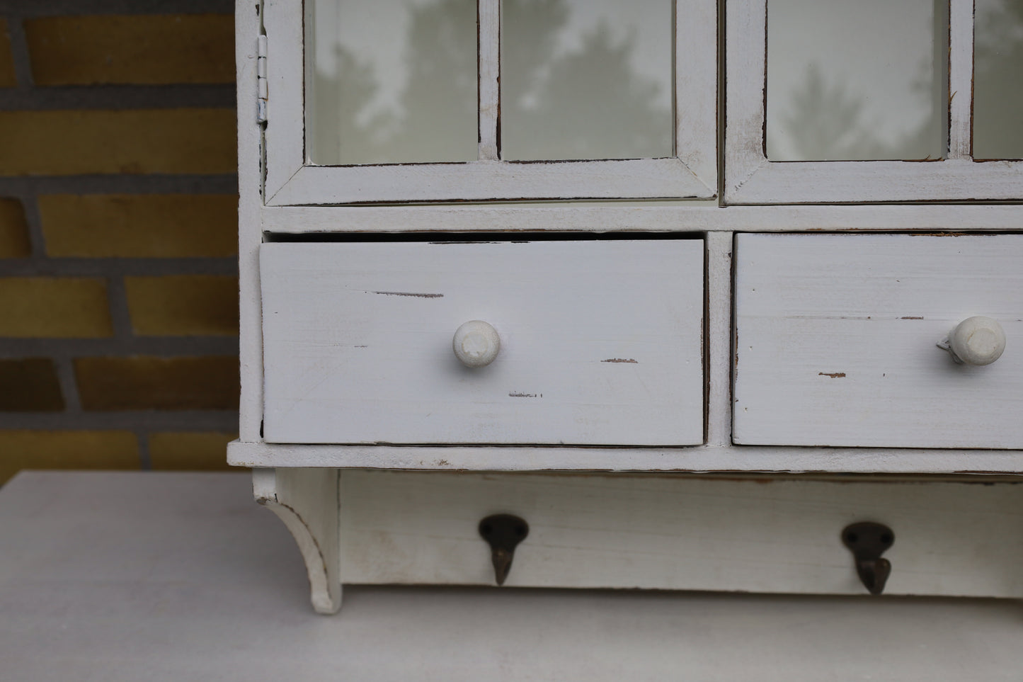 Mobiletto da parete in legno Shabby Chic bianco, con cassetti e ganci