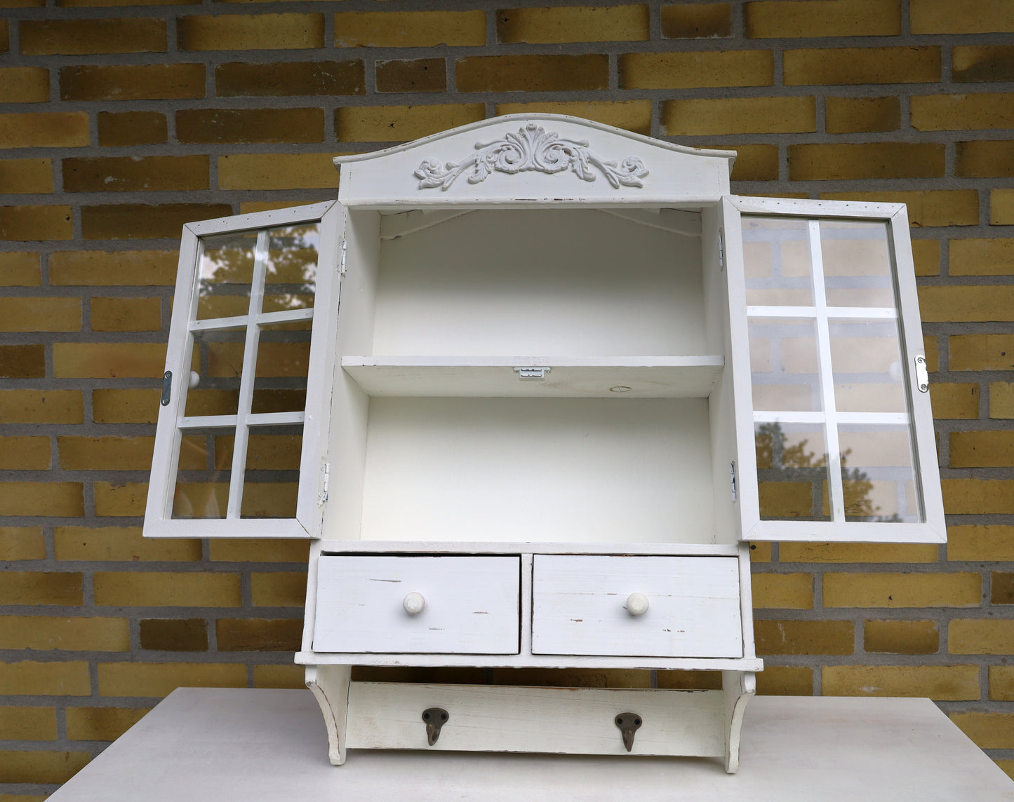 Mobiletto da parete in legno Shabby Chic bianco, con cassetti e ganci
