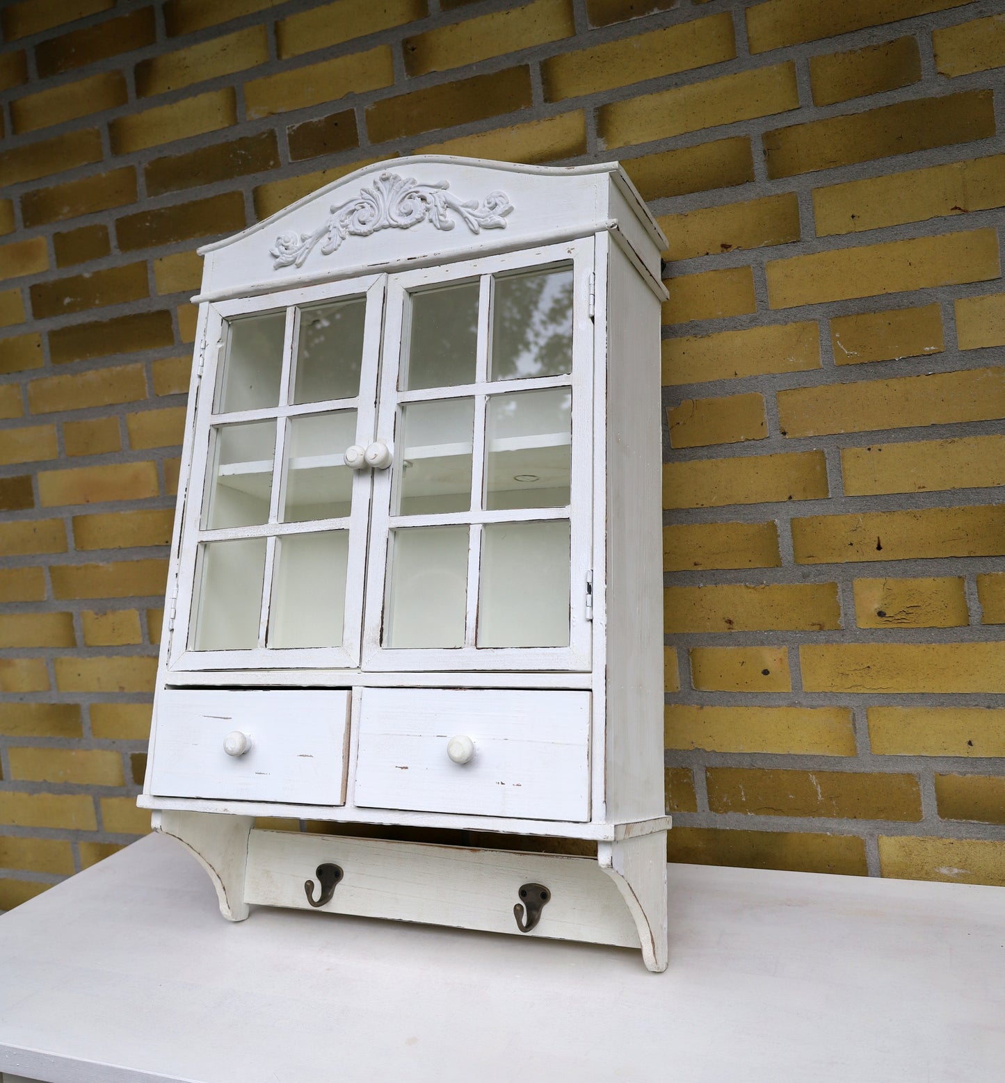 Mobiletto da parete in legno Shabby Chic bianco, con cassetti e ganci