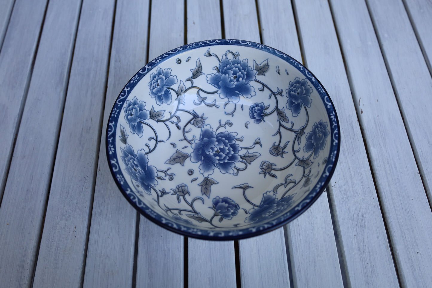 Ciotola in ceramica bianca e blu con motivo floreale