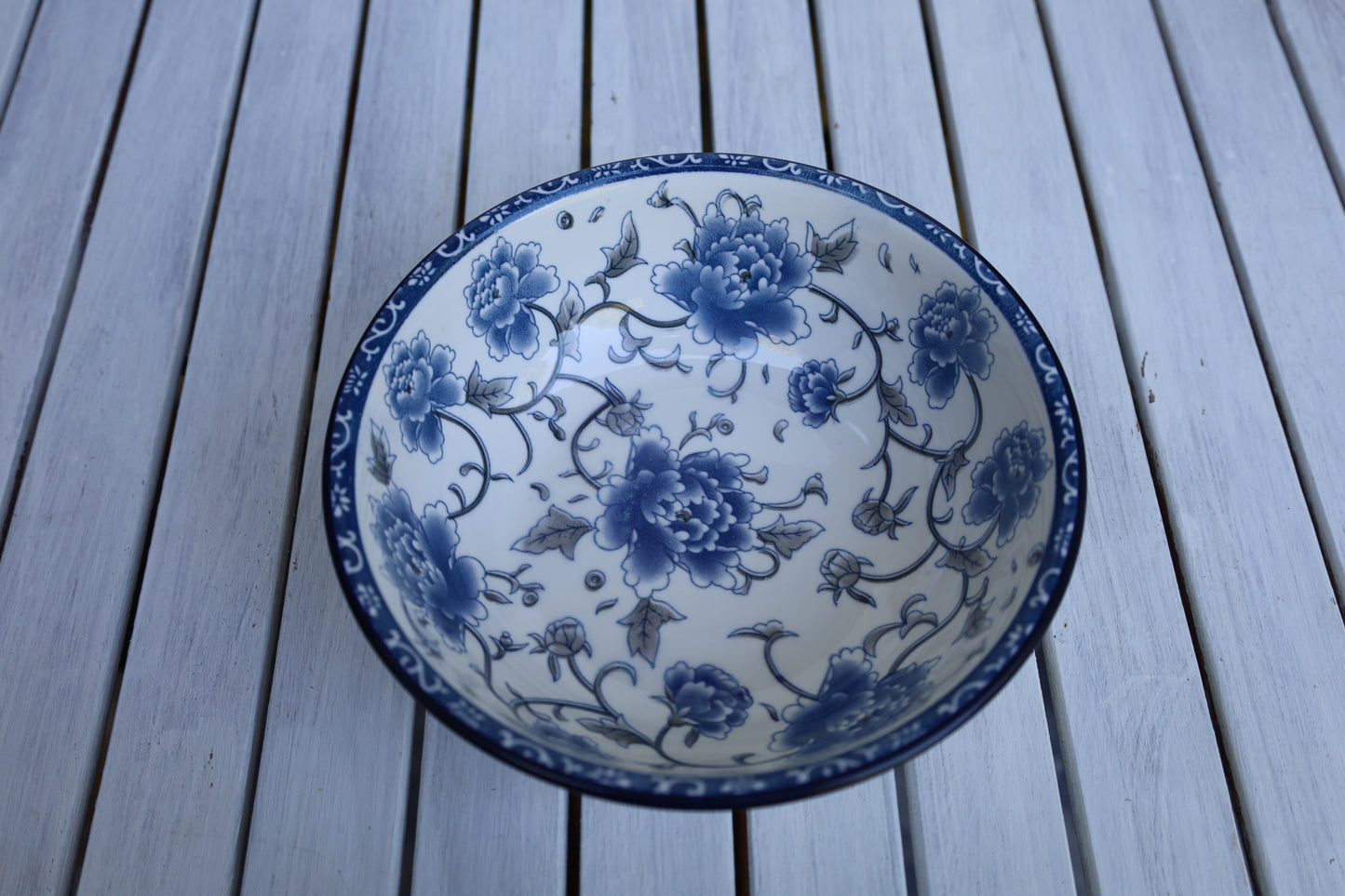 Ciotola in ceramica bianca e blu con motivo floreale