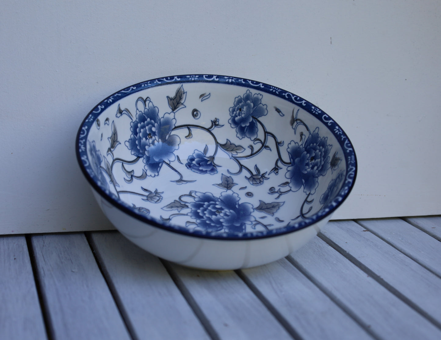 Ciotola in ceramica bianca e blu con motivo floreale