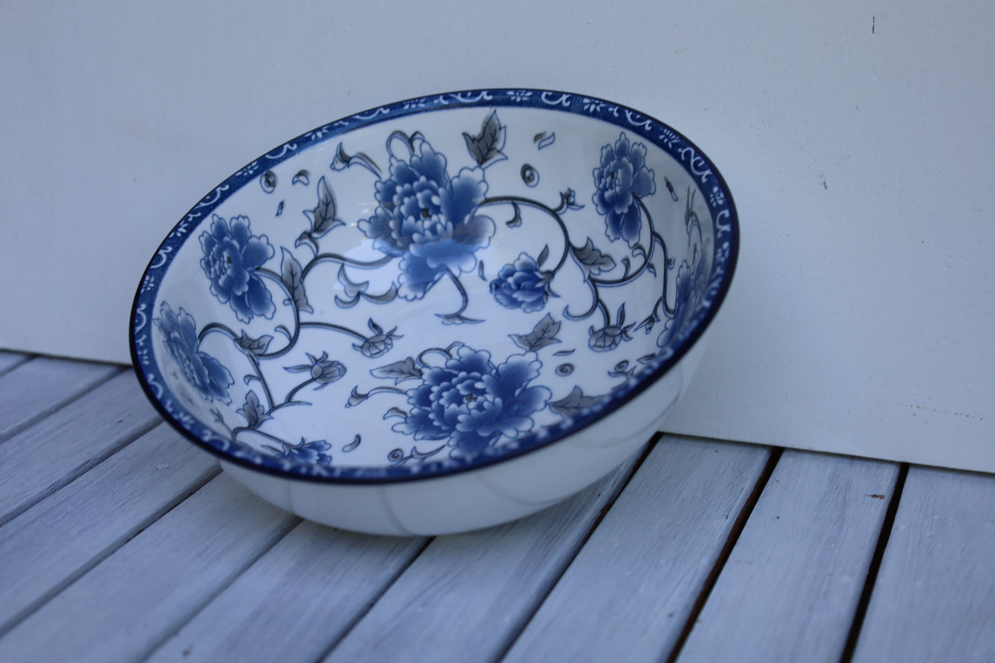 Ciotola in ceramica bianca e blu con motivo floreale