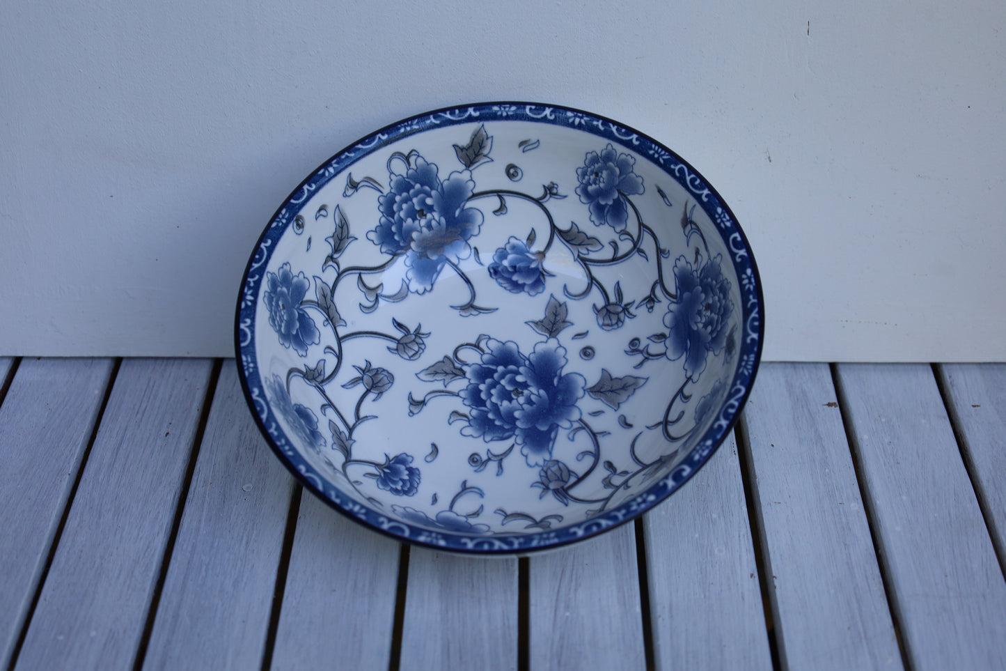 Ciotola in ceramica bianca e blu con motivo floreale