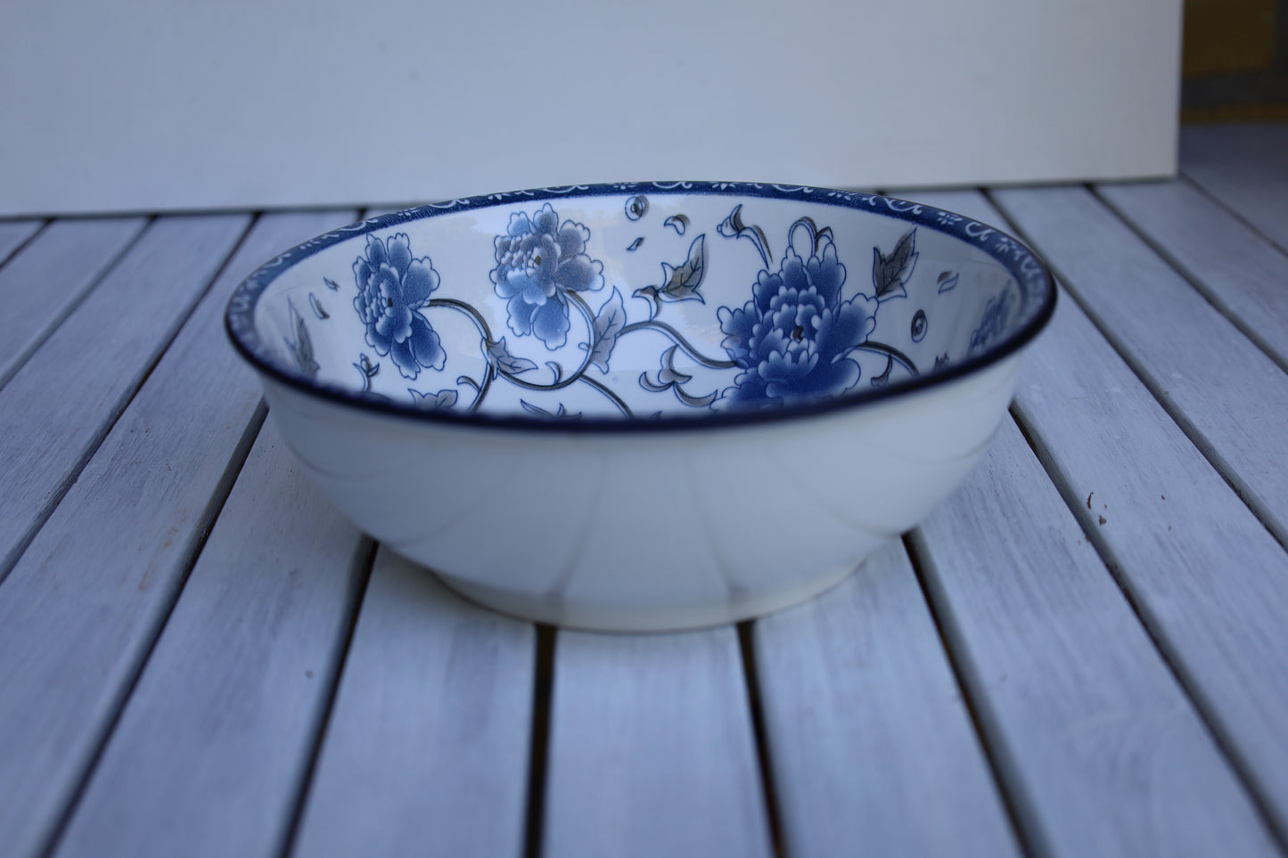 Ciotola in ceramica bianca e blu con motivo floreale