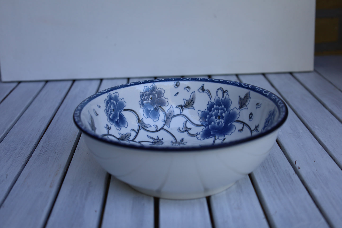 Ciotola in ceramica bianca e blu con motivo floreale