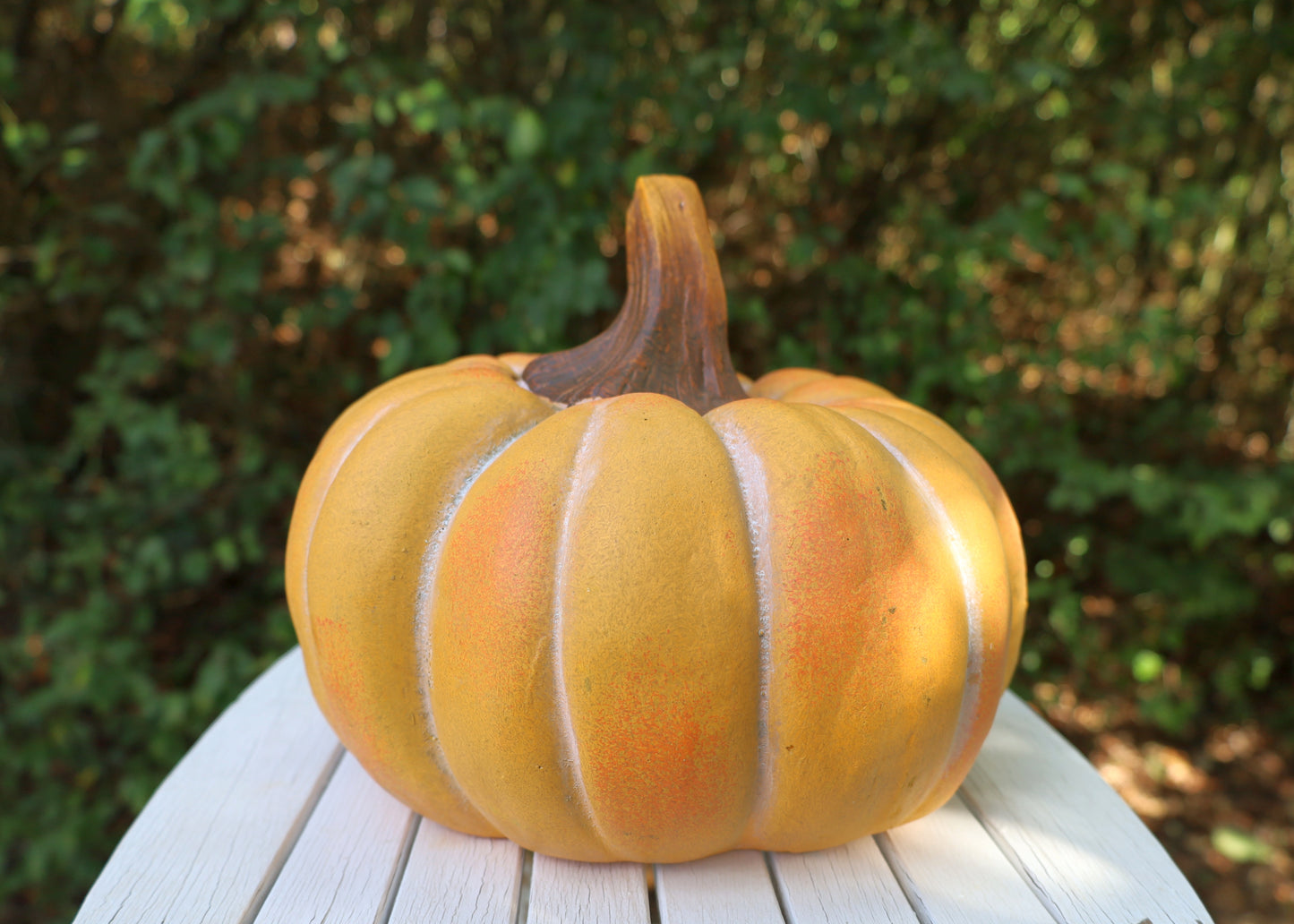 Decorazione di zucca per l'autunno realizzata in ceramica di colore arancione 
